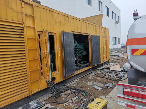 胡市镇如何在发电机出租合同中约定设备的维修和保养责任？